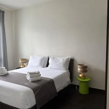 Del Apartahotel *